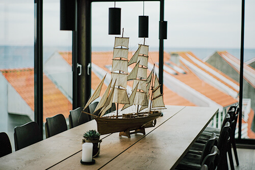 北欧の街並みと船の模型